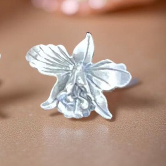 ✨ NWT Sterling Silver Orchid Flower Stud Earrings – Elegant Botanical Gift ✨ - Picture 2 of 6